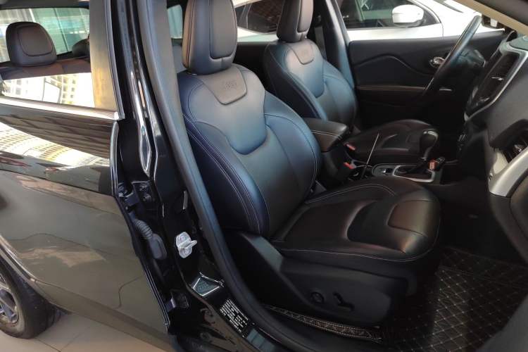 Used Jeep Cherokee 2020 2.0L Two-Wheel Drive Classic Sports Edition