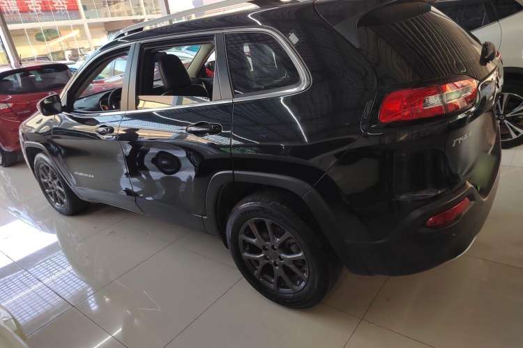 Used Jeep Cherokee 2020 2.0L Two-Wheel Drive Classic Sports Edition