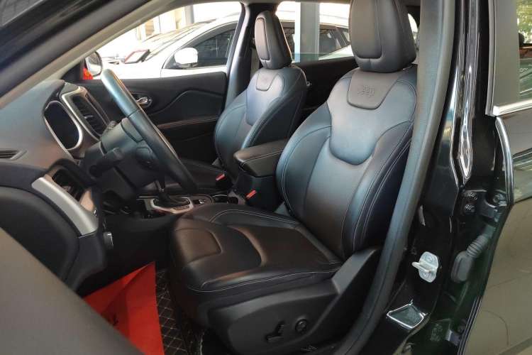 Used Jeep Cherokee 2020 2.0L Two-Wheel Drive Classic Sports Edition