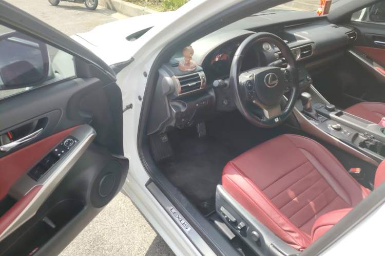 Used Lexus IS 2015 200t F SPORT
