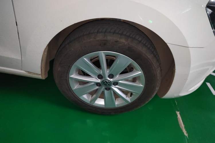 Used Volkswagen Jetta 2015 Value Edition 1.6L Automatic Comfort Version Right Front Wheel Hub