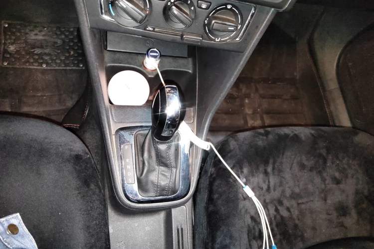 Used Volkswagen Jetta 2015 Value Edition 1.6L Automatic Comfort Version Gear Lever