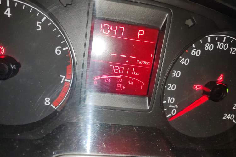 Used Volkswagen Jetta 2015 Value Edition 1.6L Automatic Comfort Version Odometer Close Up