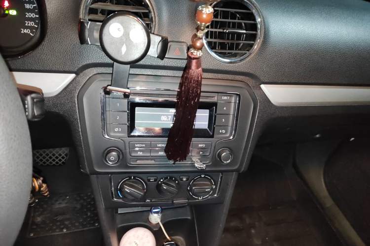 Used Volkswagen Jetta 2015 Value Edition 1.6L Automatic Comfort Version Audio And AC Panel