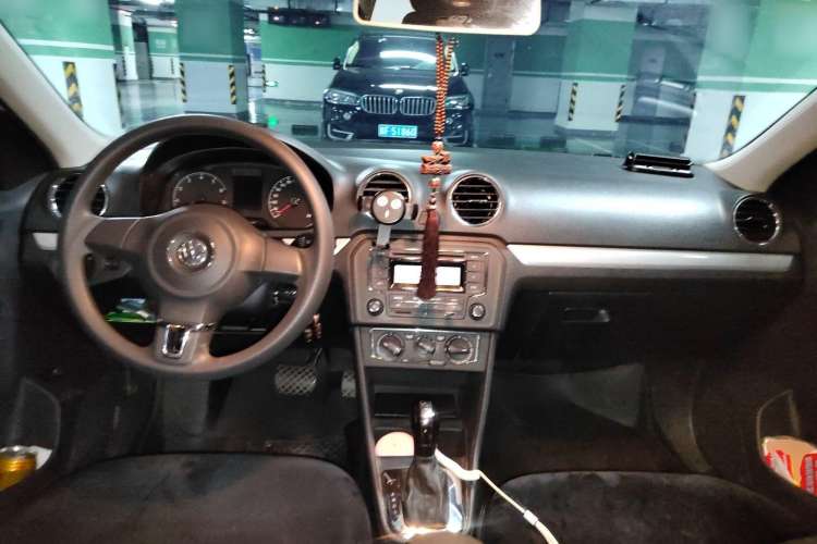 Used Volkswagen Jetta 2015 Value Edition 1.6L Automatic Comfort Version Center Console