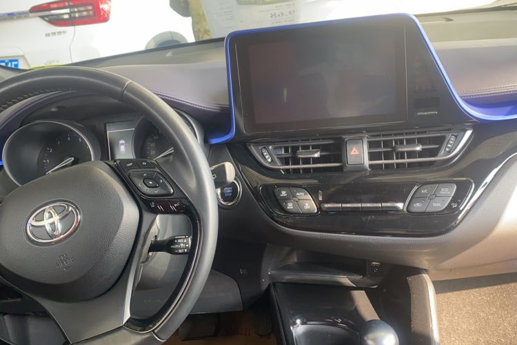 Used Toyota C-HR 2018 2.0L Luxury Sunroof Version China V Emission Standard Audio And AC Panel