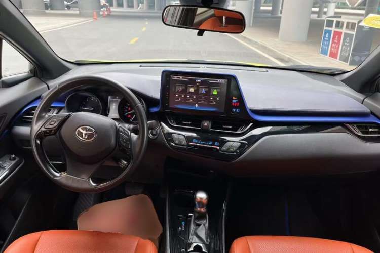 Used Toyota C-HR 2018 2.0L Luxury Sunroof Version China V Emission Standard Interior 1