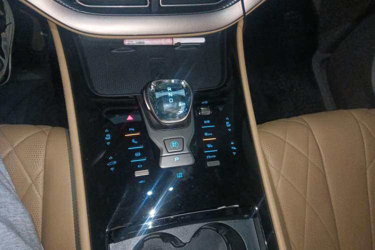 Used Denza D9 2022 DM-i 970 Four-Wheel Drive Prestige Model
