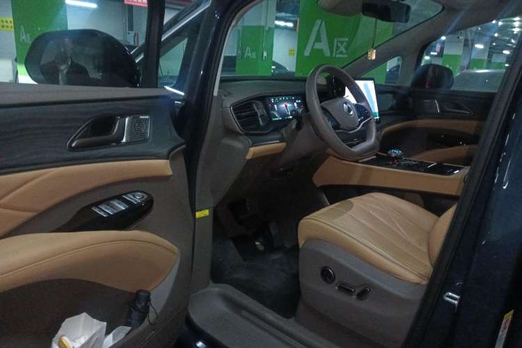 Used Denza D9 2022 DM-i 970 Four-Wheel Drive Prestige Model
