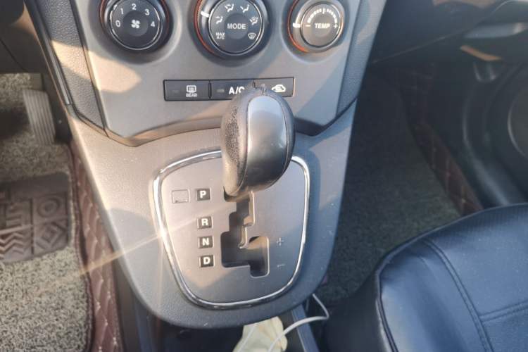 Used Kia 2011 2.0L 7-Seater Automatic Standard Edition
