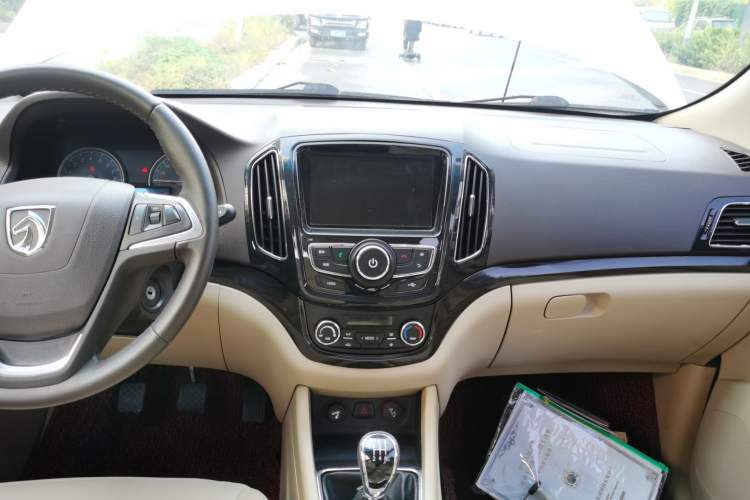 Used Baojun 730 2015 1.8L Manual Luxury Navigation ESP Version 7-seater
