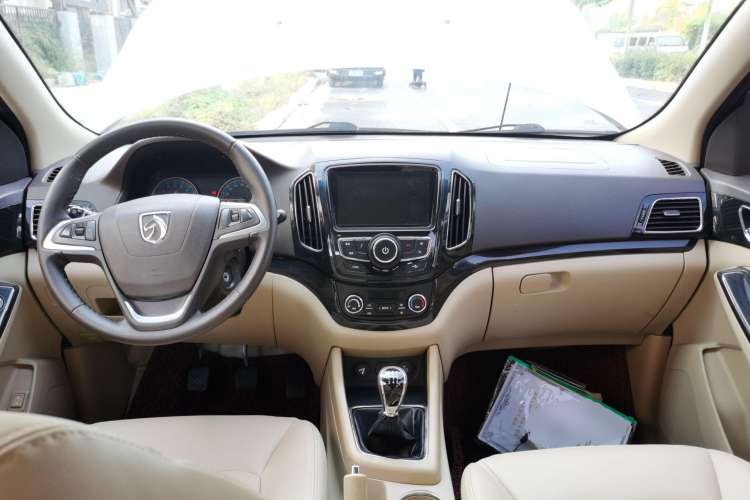 Used Baojun 730 2015 1.8L Manual Luxury Navigation ESP Version 7-seater
