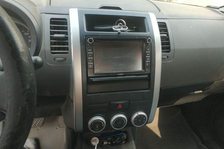 Used Nissan X-Trail 2010 2.5L CVT Luxury Edition 4WD Audio And AC Panel