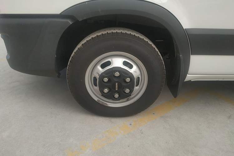 Used Iveco  2021 3.0T Automatic Chaorui Long Wheelbase Short Overhang High Roof Side-Sliding Door F1C
