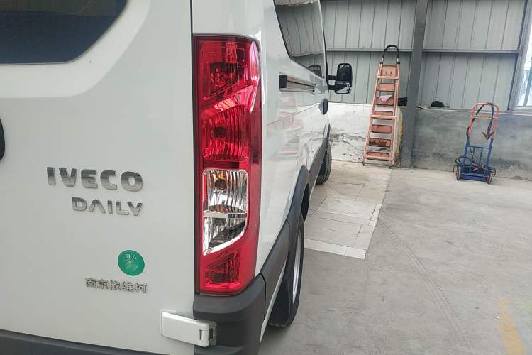 Used Iveco  2021 3.0T Automatic Chaorui Long Wheelbase Short Overhang High Roof Side-Sliding Door F1C
