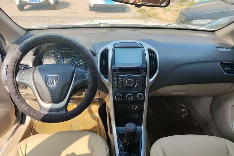 Used Baojun 610 2014 1.5L manual standard version

