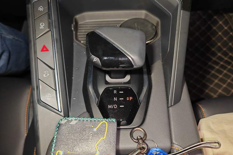 Used Lynk & Co 06 EM-P 2022 PHEV 84 km Range Pro Version Gear Lever