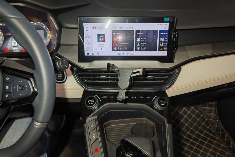 Used Lynk & Co 06 EM-P 2022 PHEV 84 km Range Pro Version Audio And AC Panel