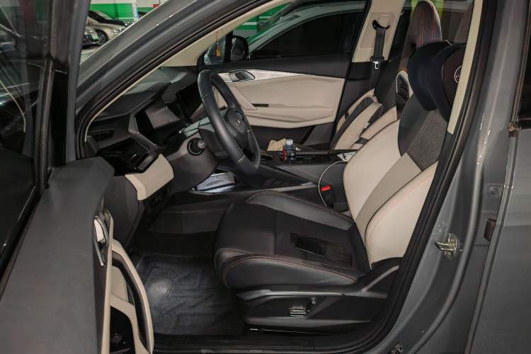 Used Lynk & Co 06 EM-P 2022 PHEV 84 km Range Pro Version Left Front Seat