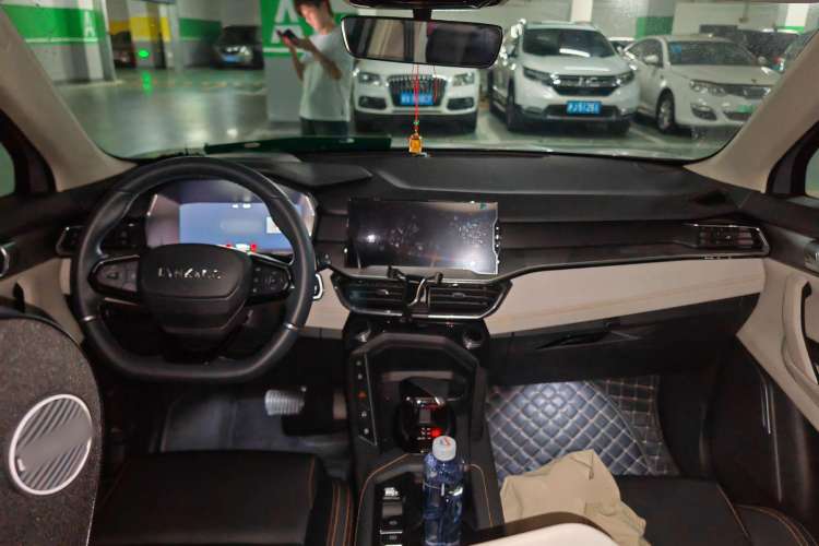 Used Lynk & Co 06 EM-P 2022 PHEV 84 km Range Pro Version Center Console