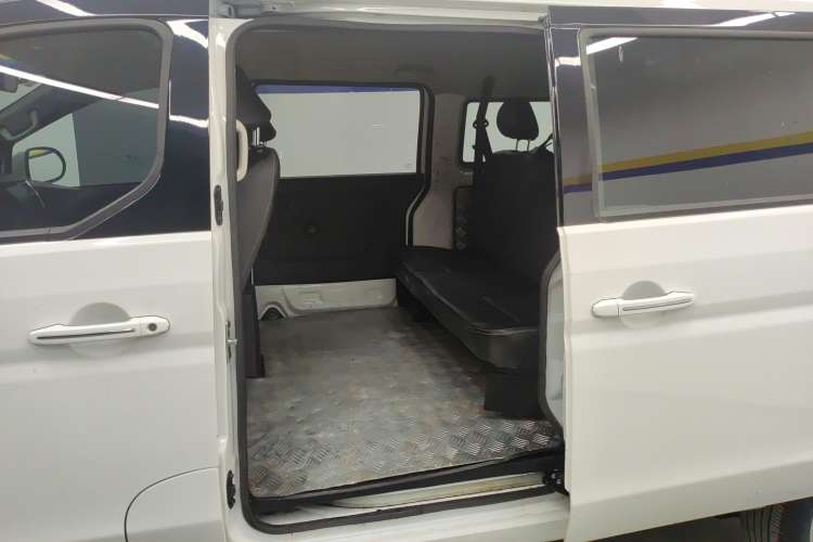 Used SRM Gold Hiace 2021 1.5L Passenger Vehicle Travel Lion 5-Seater
