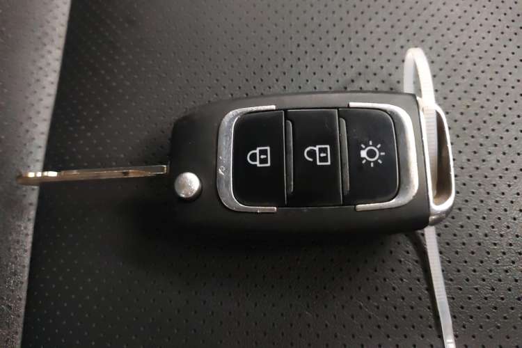 Used SRM Gold Hiace 2021 1.5L Passenger Vehicle Travel Lion 5-Seater
