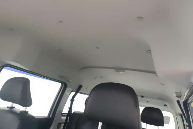 Used SRM Gold Hiace 2021 1.5L Passenger Vehicle Travel Lion 5-Seater
