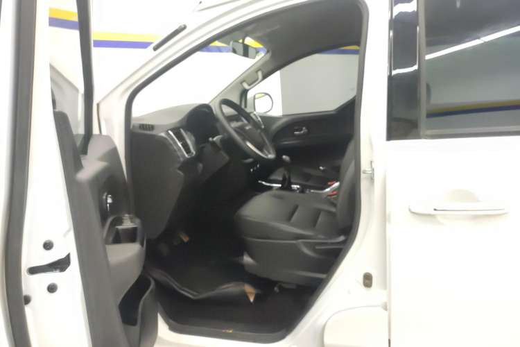 Used SRM Gold Hiace 2021 1.5L Passenger Vehicle Travel Lion 5-Seater
