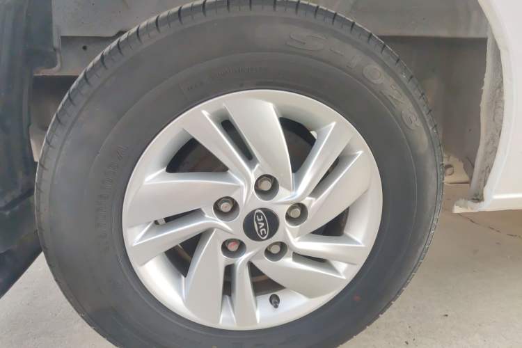 Used JAC M4 2016 2.0L Manual Luxury Version
