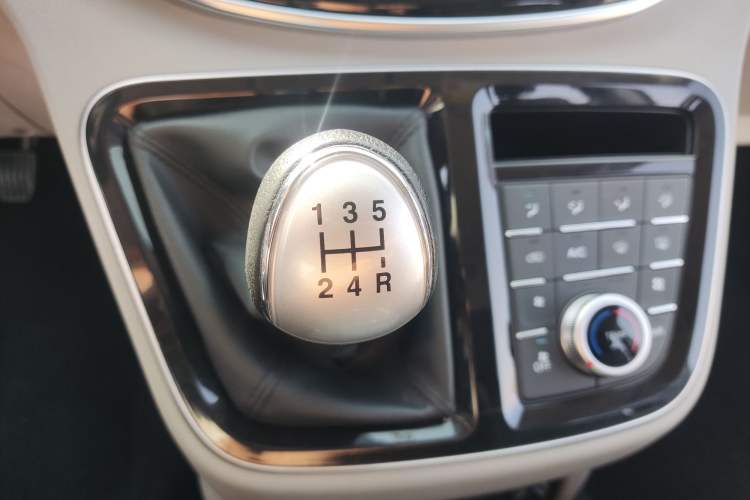 Used JAC M4 2016 2.0L Manual Luxury Version
