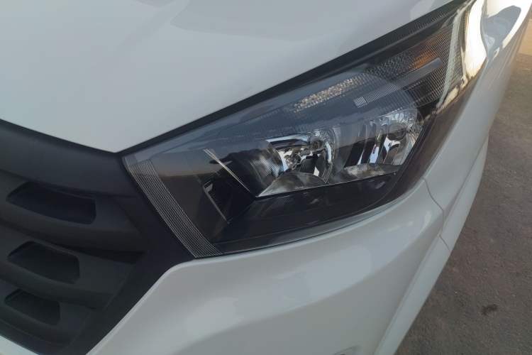 Used SRM Gold Hiace 2021 1.5L Passenger Van Engineering Lion Model Central Air Conditioning Version 9 Seats
