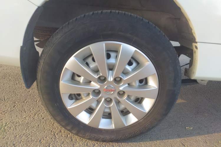 Used SRM Gold Hiace 2021 1.5L Passenger Van Engineering Lion Model Central Air Conditioning Version 9 Seats
