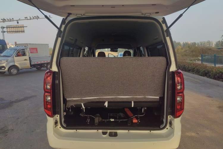 Used SRM Gold Hiace 2021 1.5L Passenger Van Engineering Lion Model Central Air Conditioning Version 9 Seats
