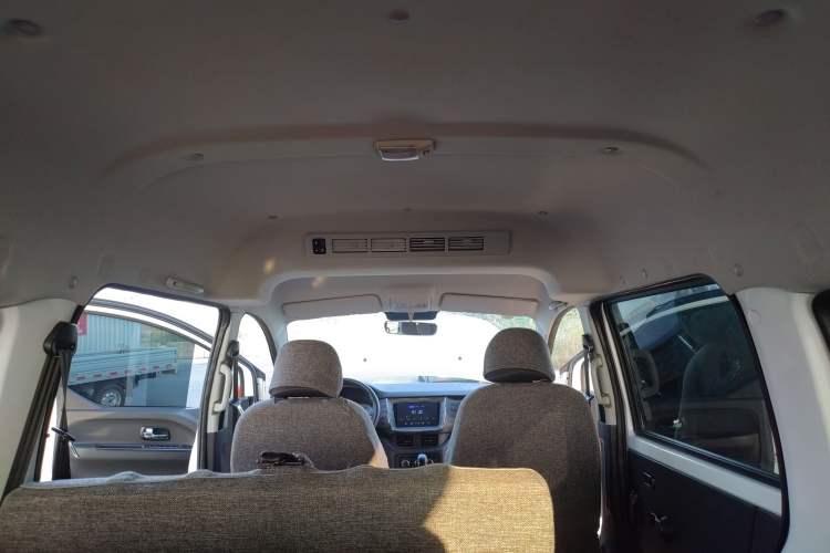 Used SRM Gold Hiace 2021 1.5L Passenger Van Engineering Lion Model Central Air Conditioning Version 9 Seats
