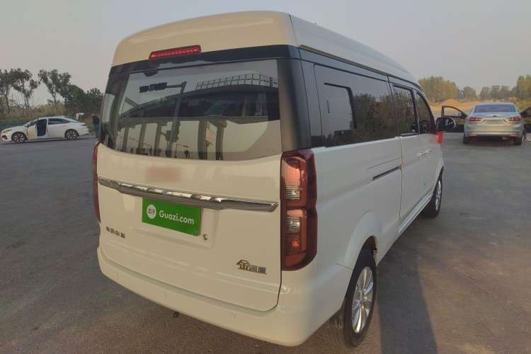 Used SRM Gold Hiace 2021 1.5L Passenger Van Engineering Lion Model Central Air Conditioning Version 9 Seats
