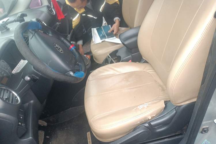 Used Kia  2011 2.0L 7-Seater Automatic Standard Edition
