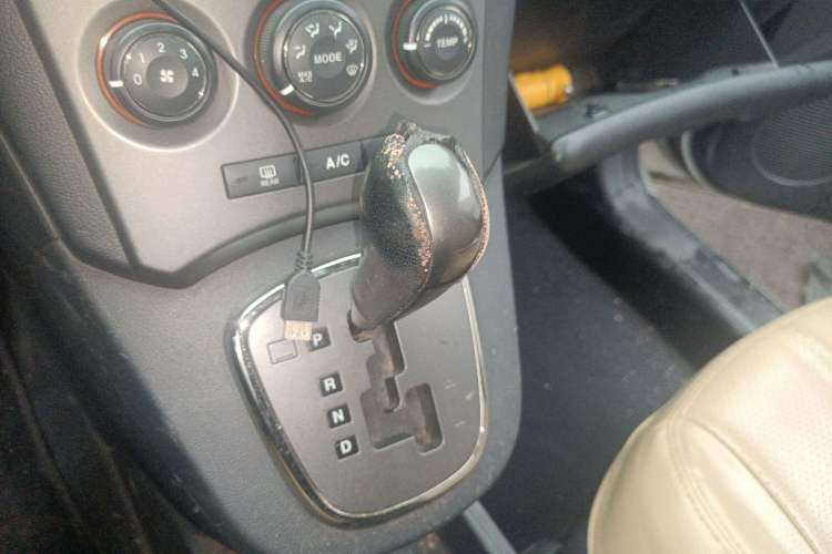 Used Kia  2011 2.0L 7-Seater Automatic Standard Edition
