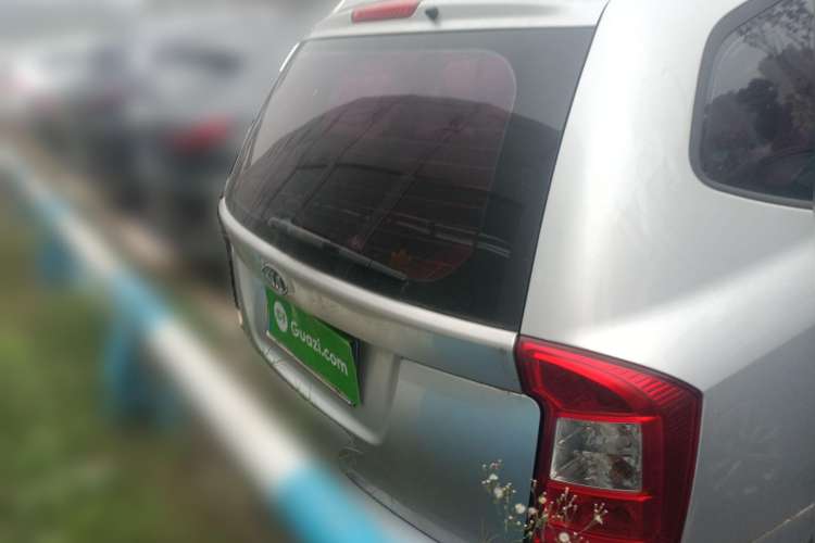 Used Kia  2011 2.0L 7-Seater Automatic Standard Edition
