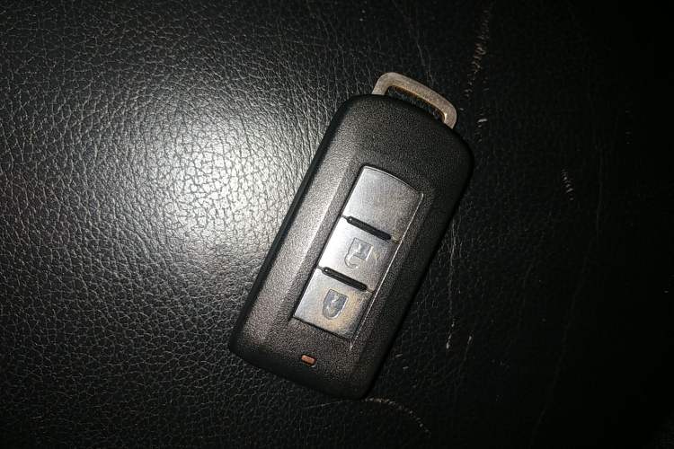 Used Mitsubishi 2012 Kicks 2.4 Fashion Navigation Edition
