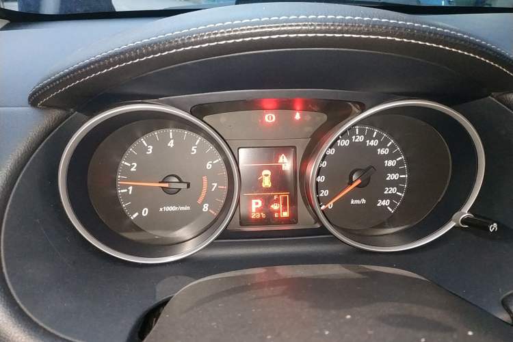 Used Mitsubishi 2012 Kicks 2.4 Fashion Navigation Edition
