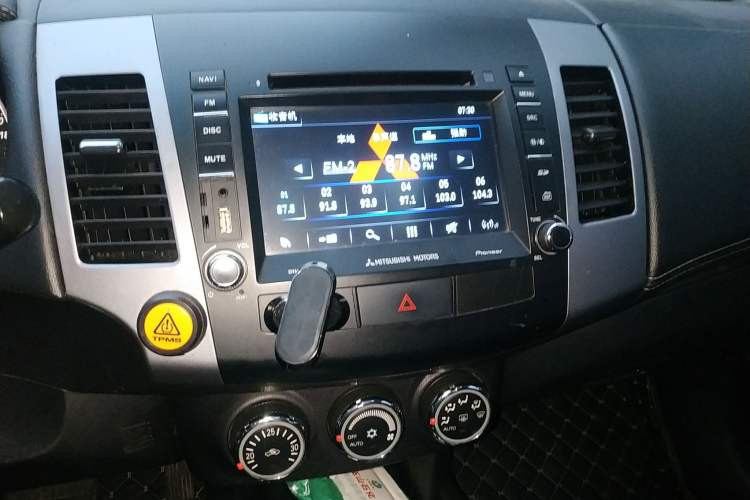 Used Mitsubishi 2012 Kicks 2.4 Fashion Navigation Edition
