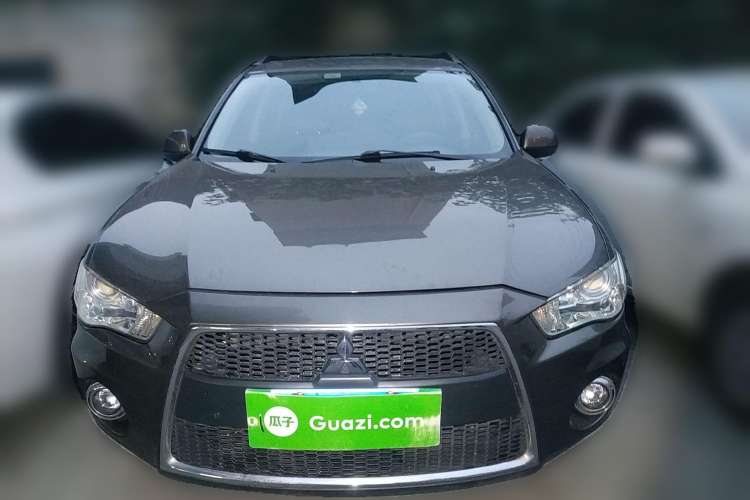 Used Mitsubishi 2012 Kicks 2.4 Fashion Navigation Edition
