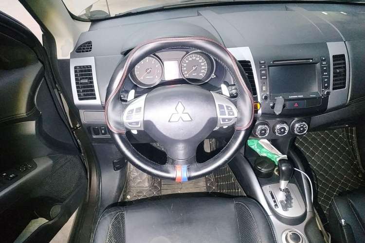 Used Mitsubishi 2012 Kicks 2.4 Fashion Navigation Edition

