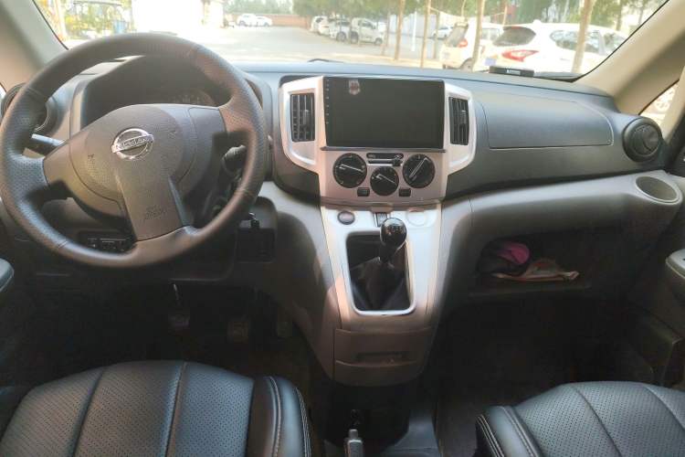 Used Nissan NV200 2010 1.6L Luxury Model Center Console