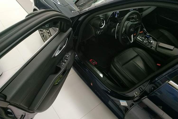 Used Alfa Romeo Giulia 2017 2.0T 280HP Luxury Edition
