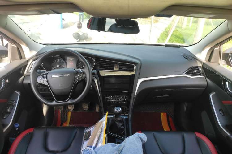 Used Venucia D60 2018 1.6L Manual Smart Connect Elite Edition Center Console