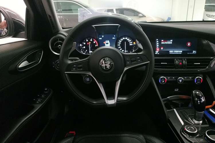 Used Alfa Romeo Giulia 2017 2.0T 280HP Luxury Edition
