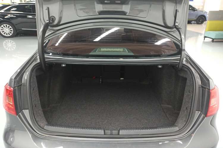 Used Volkswagen Sagitar 2012 1.6L Manual Fashion Edition Trunk