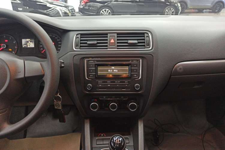 Used Volkswagen Sagitar 2012 1.6L Manual Fashion Edition Audio And AC Panel