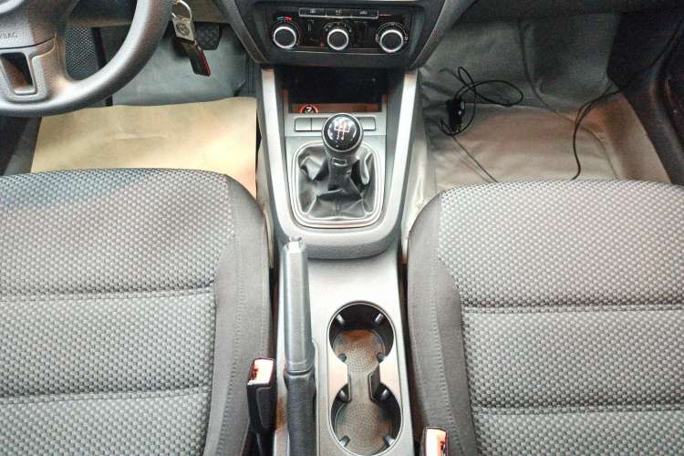 Used Volkswagen Sagitar 2012 1.6L Manual Fashion Edition Gear Lever